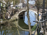 872058 Gezicht op de Zandbrug over de Oudegracht te Utrecht, vanaf de oostzijde van de gracht.
